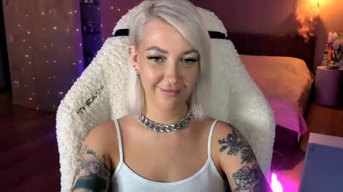 Snapshot of tykioty_miley chatting on November 9, 11:30 am Miley online show from November 9, 11:30 am