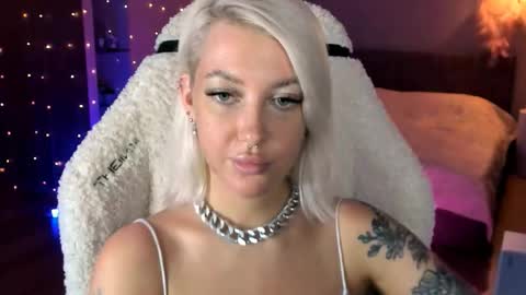 Snapshot of tykioty_miley chatting on November 21, 2:05 pm Miley online show from November 21, 2:05 pm