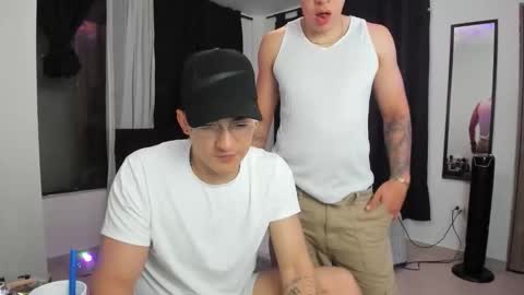 Snapshot of tyler_scotts2323 chatting on December 14, 6:19 am tyler_scotts2323 online show from December 14, 6:19 am