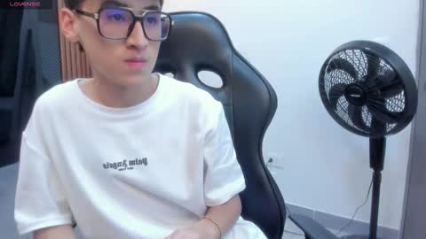 Snapshot of tylerr_cooper_ chatting on December 18, 11:27 am Tyler online show from December 18, 11:27 am