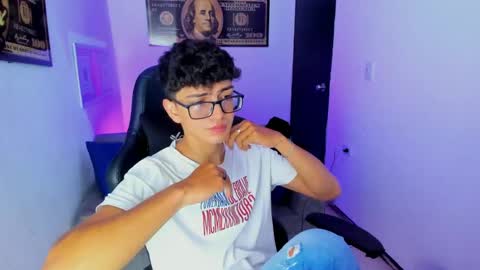 Snapshot of tylerwhiite_ chatting on February 25, 2:58 am online show from February 25, 2:58 am