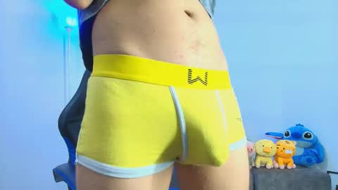 Snapshot of tylerwhiite_ chatting on November 2, 5:43 am online show from November 2, 5:43 am