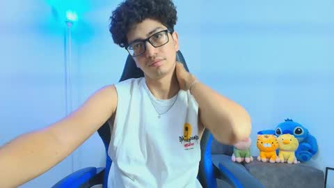 Snapshot of tylerwhiite_ chatting on November 7, 3:39 am online show from November 7, 3:39 am