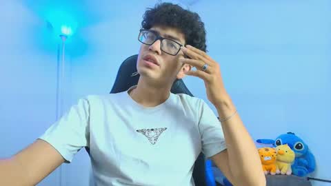 Snapshot of tylerwhiite_ chatting on November 19, 3:17 am online show from November 19, 3:17 am