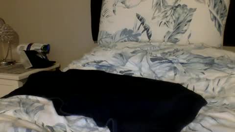 Snapshot of uncutabs123 chatting on November 24, 9:36 pm Buzz Bigcock online show from November 24, 9:36 pm