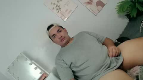 ure_fattytoy143 online show from May 20, 4:46 pm