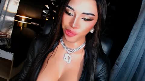 Snapshot of urgoddess_bella chatting on October 8, 9:07 am My bella 3 online show from October 8, 9:07 am