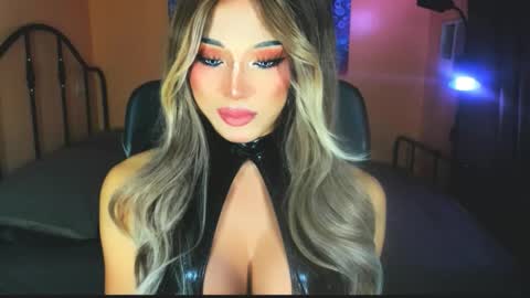 Snapshot of urgoddess_bella chatting on November 17, 11:49 am My bella 3 online show from November 17, 11:49 am