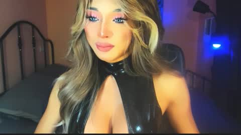 Snapshot of urgoddess_bella chatting on November 18, 5:34 am My bella 3 online show from November 18, 5:34 am