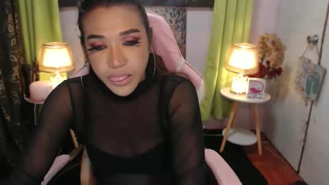 Snapshot of urlegendarysex chatting on February 17, 12:16 pm Queen Nicole online show from February 17, 12:16 pm