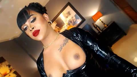 Snapshot of urmajestytyra chatting on November 11, 1:27 am UrMajestyTyra online show from November 11, 1:27 am