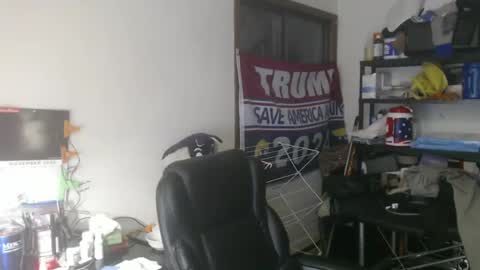 Snapshot of usgoober chatting on October 31, 9:43 am Eric online show from October 31, 9:43 am