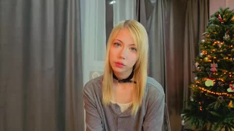 Snapshot of uwu_flower chatting on February 16, 1:29 pm Chloe online show from February 16, 1:29 pm