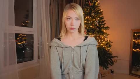 Snapshot of uwu_flower chatting on February 17, 1:51 pm Chloe online show from February 17, 1:51 pm