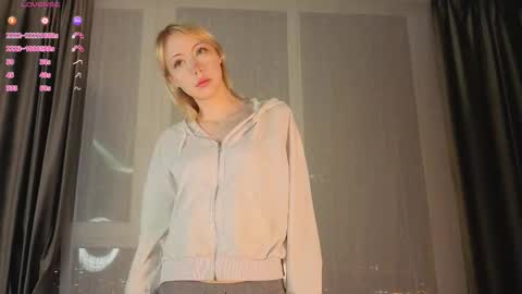 Snapshot of uwu_flower chatting on February 19, 2:02 pm Chloe online show from February 19, 2:02 pm