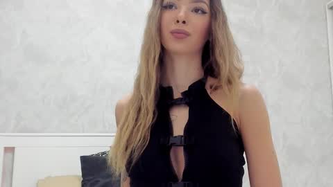 Mia online show from October 27, 8:51 am