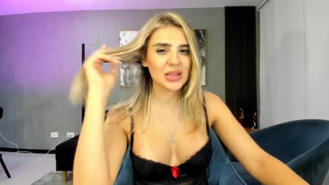 Snapshot of valensweetlove chatting on February 19, 4:23 am Valen online show from February 19, 4:23 am