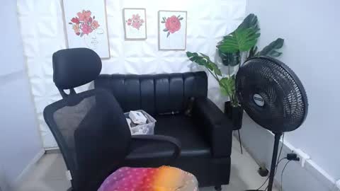 Snapshot of valentina_mature chatting on February 10, 10:30 pm Valentina online show from February 10, 10:30 pm