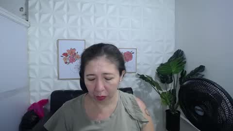 Snapshot of valentina_mature chatting on February 14, 10:14 pm Valentina online show from February 14, 10:14 pm