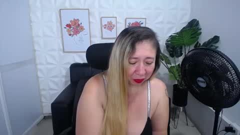 Snapshot of valentina_mature chatting on March 6, 9:09 pm Valentina online show from March 6, 9:09 pm