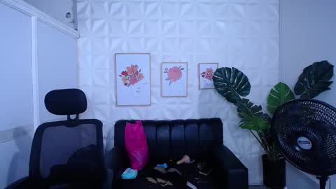 Snapshot of valentina_mature chatting on September 28, 1:22 am Valentina online show from September 28, 1:22 am