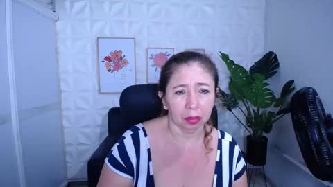 Snapshot of valentina_mature chatting on October 29, 10:00 pm Valentina online show from October 29, 10:00 pm