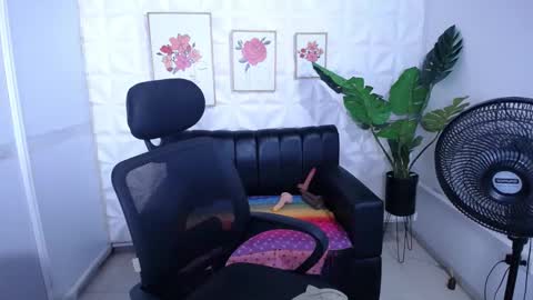 Snapshot of valentina_mature chatting on October 31, 10:00 pm Valentina online show from October 31, 10:00 pm