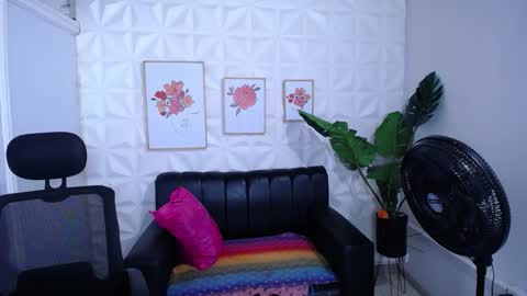 Snapshot of valentina_mature chatting on November 6, 2:45 am Valentina online show from November 6, 2:45 am