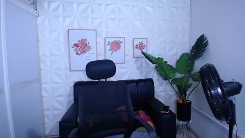 Snapshot of valentina_mature chatting on November 8, 5:18 am Valentina online show from November 8, 5:18 am