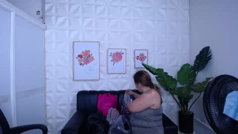 Snapshot of valentina_mature chatting on November 26, 10:44 pm Valentina online show from November 26, 10:44 pm