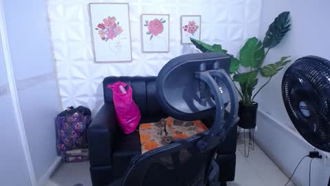 Snapshot of valentina_mature chatting on November 30, 4:49 am Valentina online show from November 30, 4:49 am