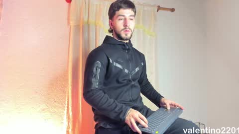 Snapshot of valentino2201 chatting on December 21, 12:53 am valentino online show from December 21, 12:53 am