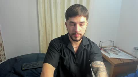 Snapshot of valentino2201 chatting on December 24, 11:33 pm valentino online show from December 24, 11:33 pm