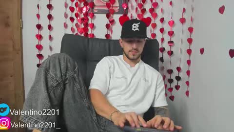 Snapshot of valentino2201 chatting on February 15, 4:36 am valentino online show from February 15, 4:36 am