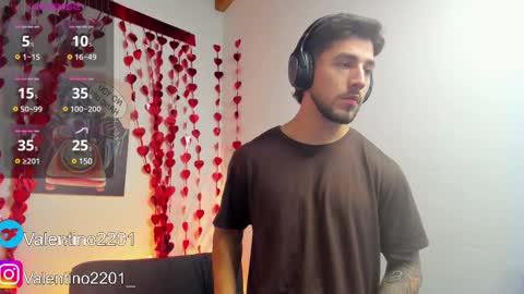 Snapshot of valentino2201 chatting on February 25, 1:20 am valentino online show from February 25, 1:20 am