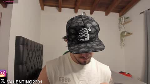 Snapshot of valentino2201 chatting on October 10, 12:42 am valentino online show from October 10, 12:42 am