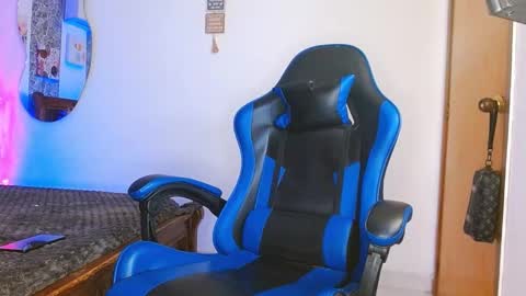 Snapshot of valentino_fs chatting on October 10, 10:53 pm Mistery Guy online show from October 10, 10:53 pm