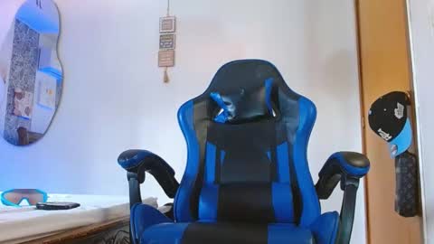 Snapshot of valentino_fs chatting on October 28, 5:15 pm Mistery Guy online show from October 28, 5:15 pm