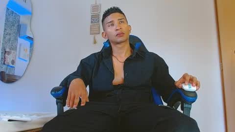 Snapshot of valentino_fs chatting on November 21, 6:39 pm Mistery Guy online show from November 21, 6:39 pm