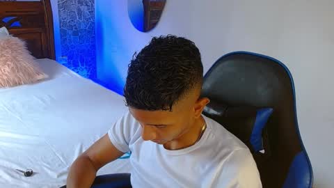 Snapshot of valentino_fs chatting on November 29, 6:00 pm Mistery Guy online show from November 29, 6:00 pm