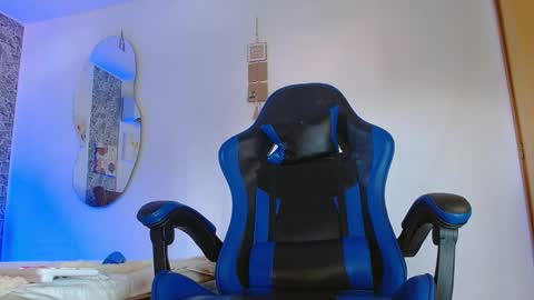 Snapshot of valentino_fs chatting on December 2, 5:19 pm Mistery Guy online show from December 2, 5:19 pm