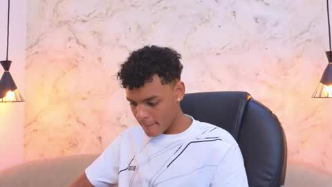 Snapshot of valentino_thompson chatting on October 11, 12:43 am valentino_thompson online show from October 11, 12:43 am