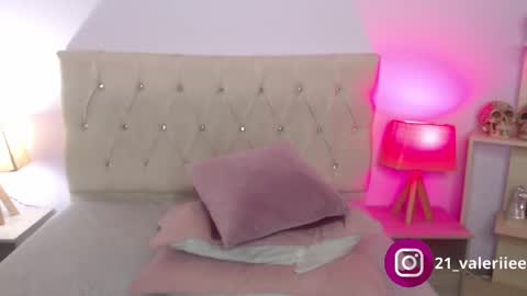 Snapshot of valerie_21 chatting on January 4, 12:05 pm Valeriee online show from January 4, 12:05 pm