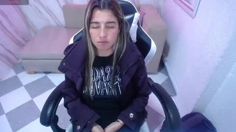 Snapshot of valerie_b chatting on February 12, 9:10 am valerie_b online show from February 12, 9:10 am