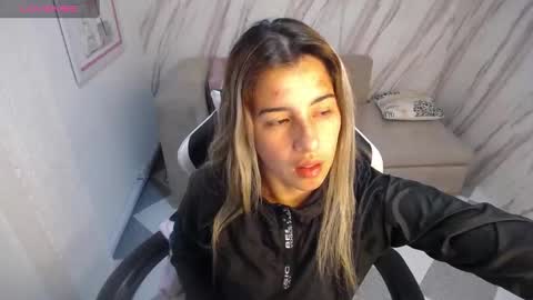 Snapshot of valerie_b chatting on February 23, 4:39 am valerie_b online show from February 23, 4:39 am