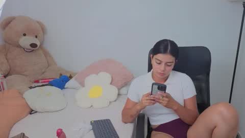 Snapshot of valerihouse chatting on October 18, 1:08 am Juli C online show from October 18, 1:08 am