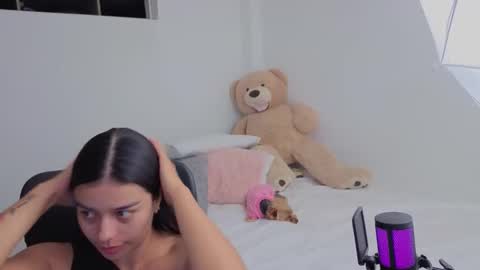 Snapshot of valerihouse chatting on December 14, 12:49 am Juli C online show from December 14, 12:49 am