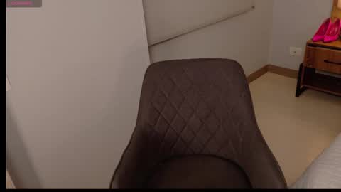 Snapshot of valeryrouge_ chatting on November 6, 9:37 pm Valery online show from November 6, 9:37 pm