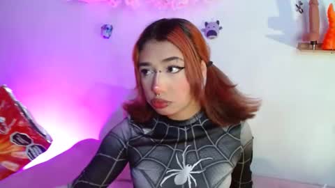 Snapshot of valerysmith18 chatting on October 10, 9:19 am zoe online show from October 10, 9:19 am