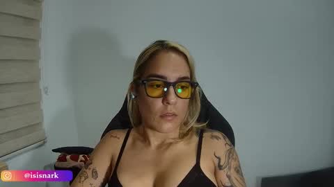 Snapshot of valkyriarose chatting on November 10, 11:37 pm Isis online show from November 10, 11:37 pm